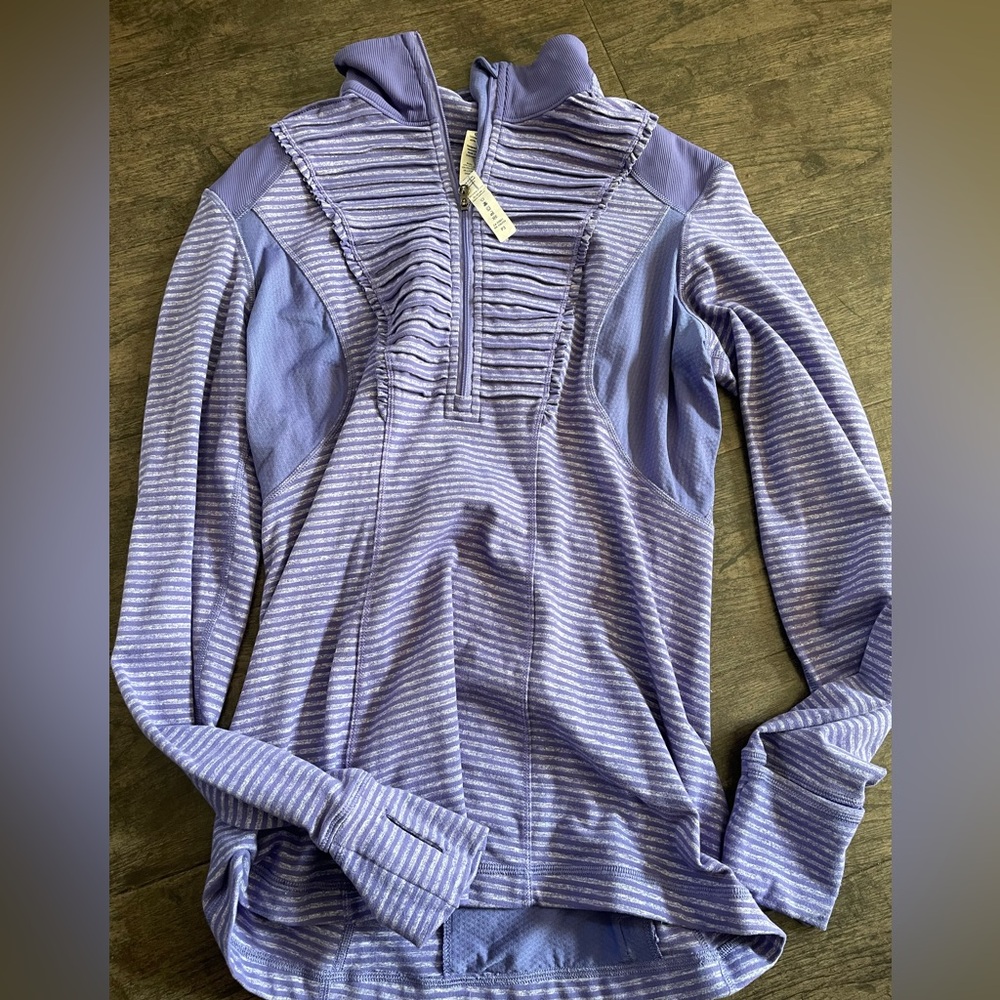 Lululemon Run: Your Heart Out
Pullover size 4